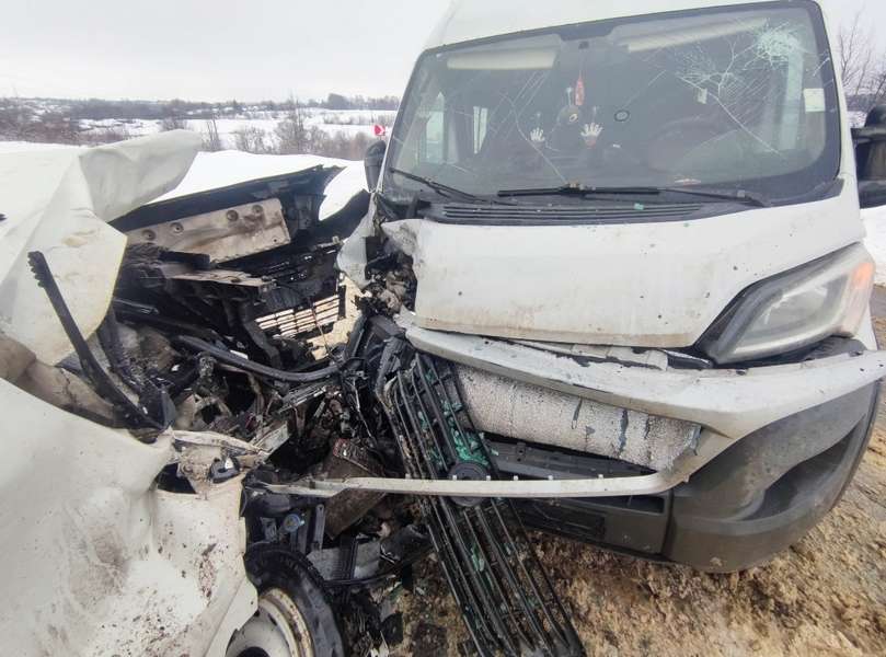 Минивэн и автобус столкнулись в Орловской области