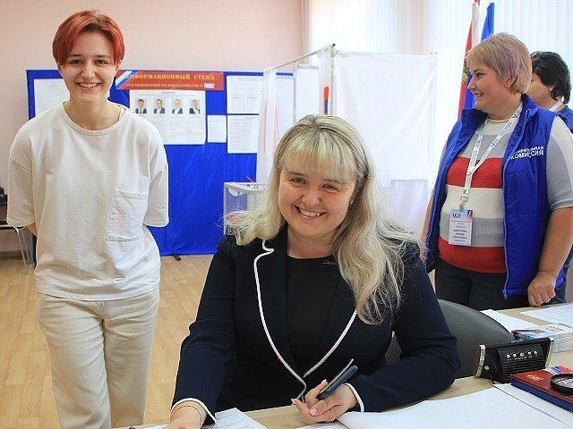 Глава городского округа Лотошино Екатерина Долгасова пришла на избирательный участок вместе дочерью 