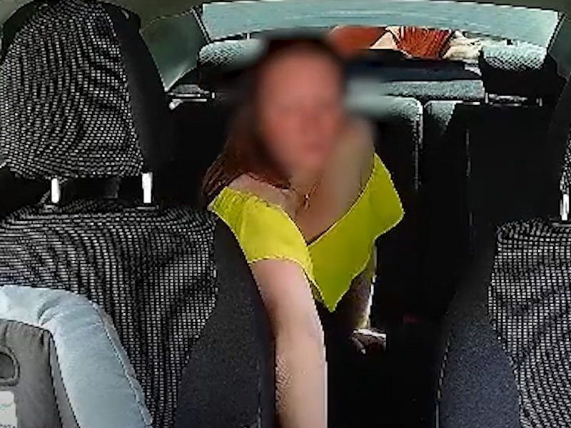 Таксист напал на пассажира. Пассажирка (2021). Пьяная пассажирка в такси y. Водитель открывает дверь такси. Таксист обокрал пассажира.