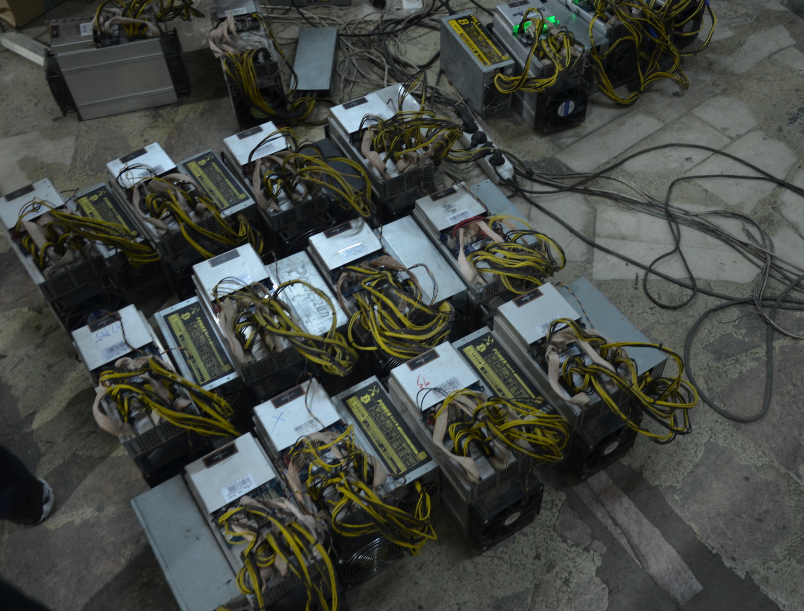 Вулипули майнинг. Майнинг завод. Оборудование для криптофермы. Аппарат для майнинга. Майнинг ферма на сто тысяч.