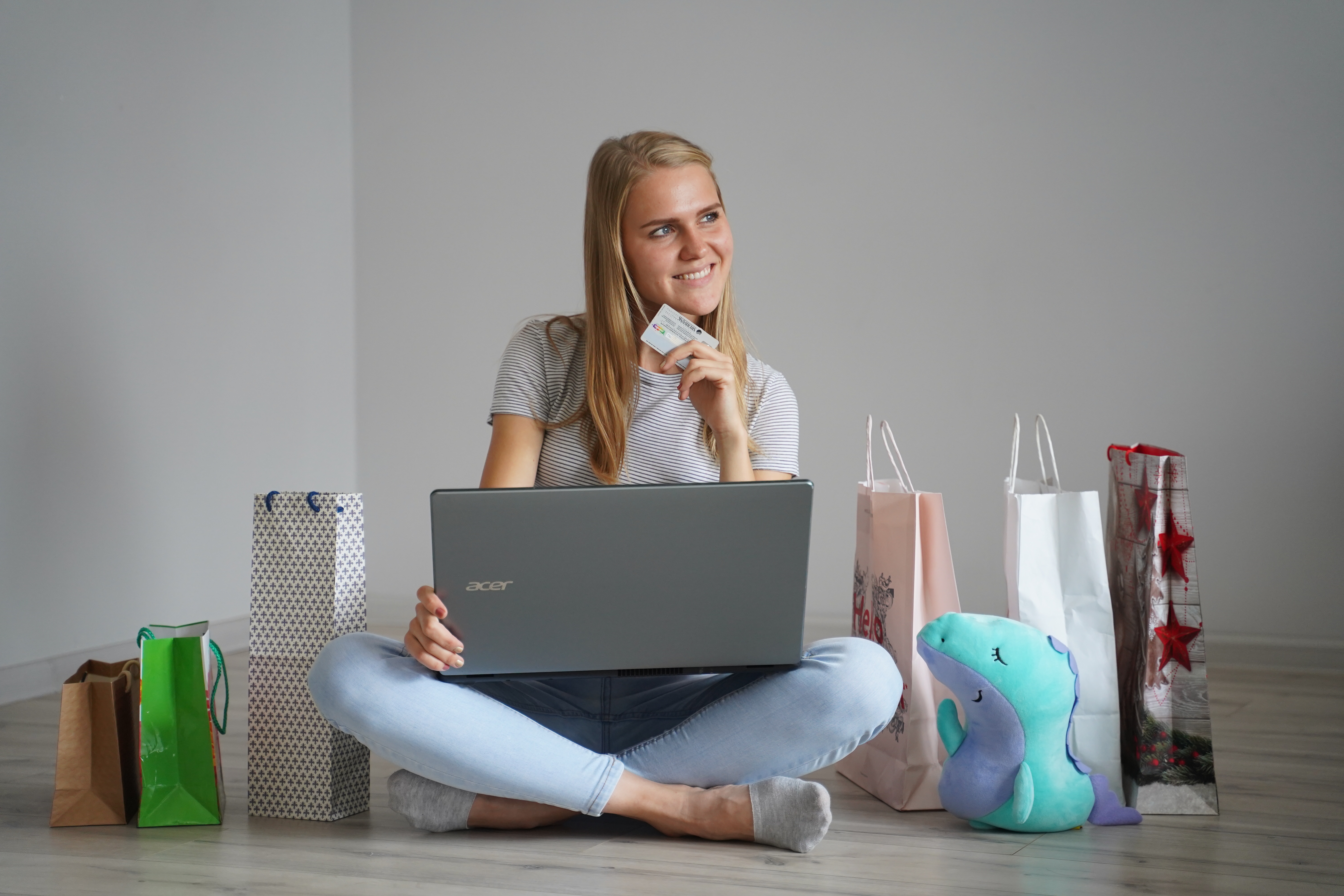 Интернет распродажа сегодня. Интернет. Интернет на год. Распродажа. Распродажа 11.11 девушка.