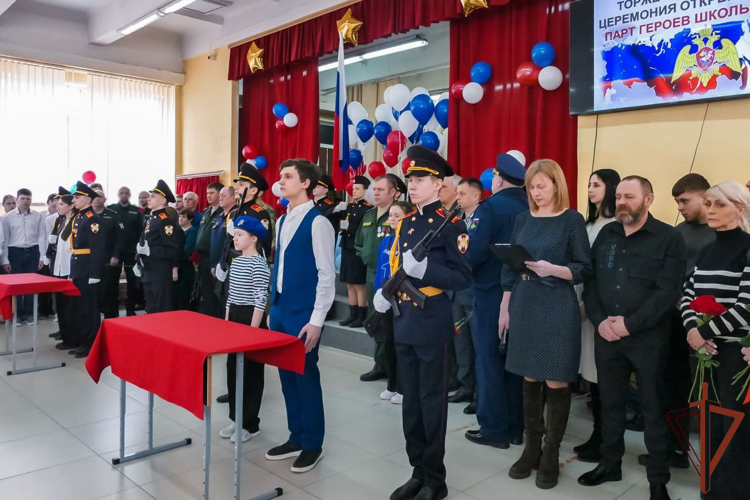 Парты героев в честь павших бойцов Росгвардии открыли в Кемерове 