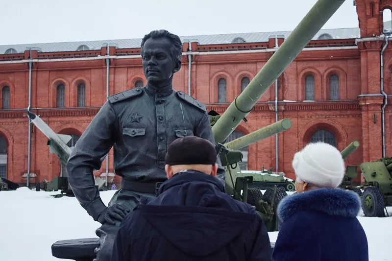 Блокадники из 13 стран побывали на праздновании юбилейного Ленинградского Дня Победы