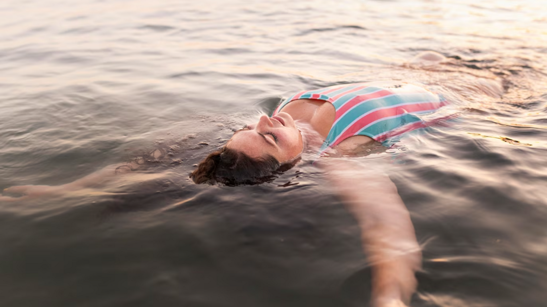 Купание в море фото. Энни утонувшая женщина. Плавание в Соленом озере.