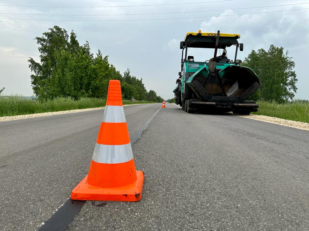 дорожные работы. стройка дороги. татавтодор комбинированные дорожные машины. инженер-строитель на стройке. инженер в белой каске.