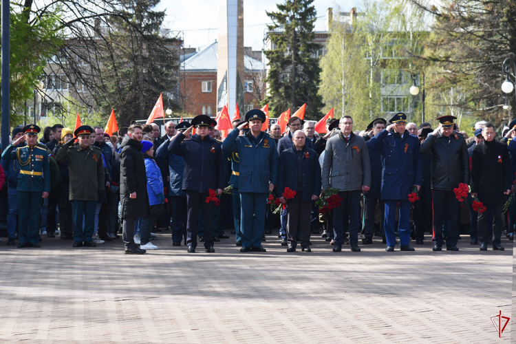 В Удмуртии росгвардейцы приняли участие в церемонии возложения цветов к Монументу боевой и трудовой славы