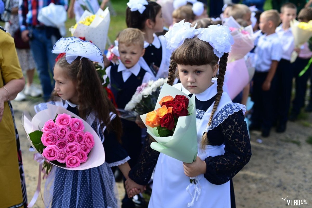 Сентября г. Дети на линейке 1 сентября. Линейка для детей. 1 Сентября линейка в школе. 1 Сентября день знаний.