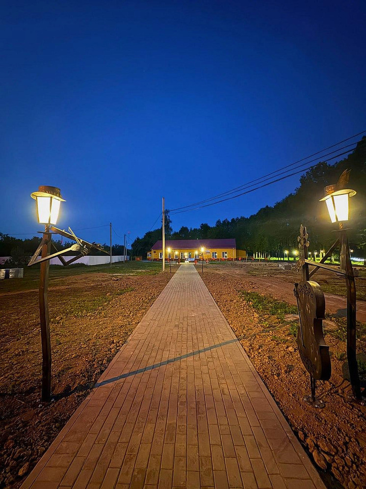 Сквер в Барятино украсили необычными фонарями