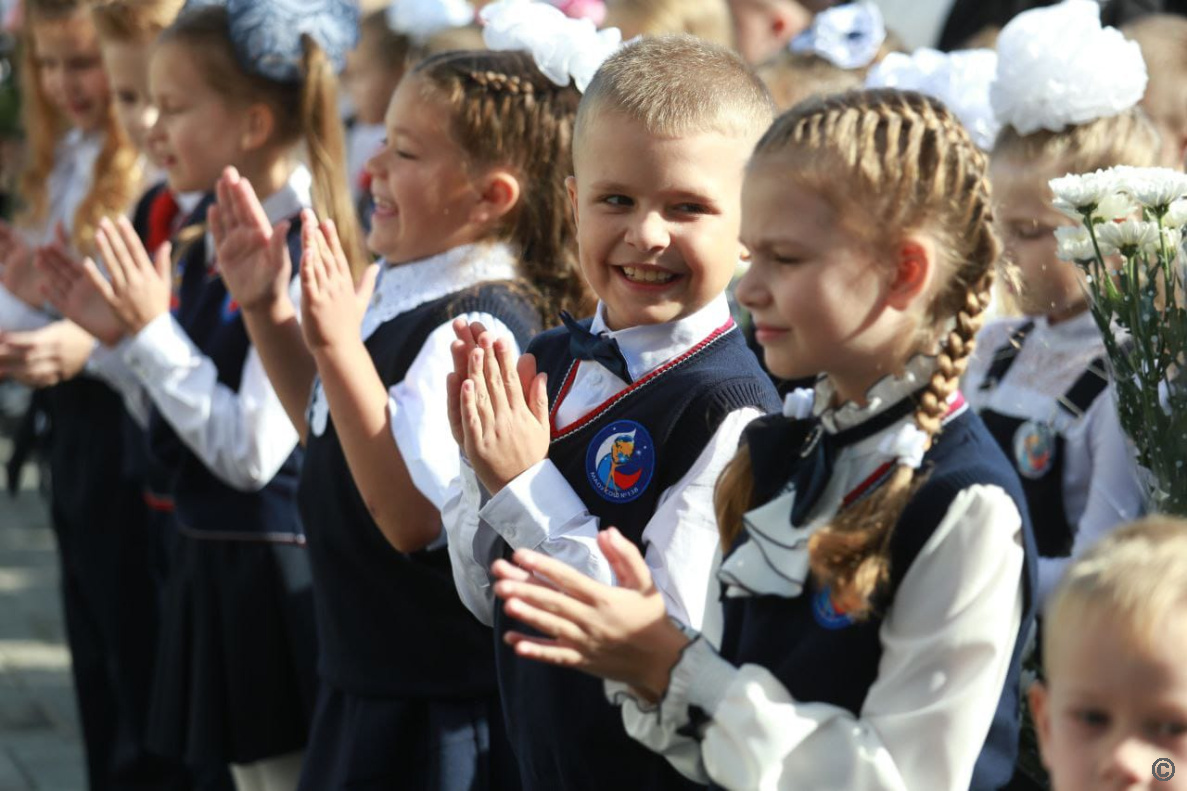 Разговоры 1 сентября. Фото школы 88 Барнаул. Российские первоклассники в 2000х. Первые кадры со 88 школы. 88 Школа Барнаул сегодня.