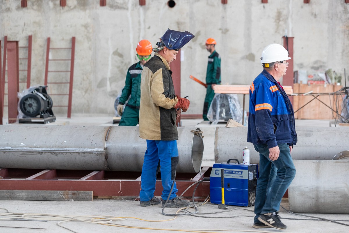 люди рабочих профессий. рабочие на предприятии. школьники на стройке. рабочие на стройке. рабочие выезды.
