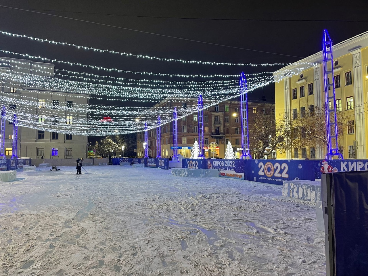 Катки в кирове 2024. Каток на театральной площади Киров. Каток Локомотив Киров.