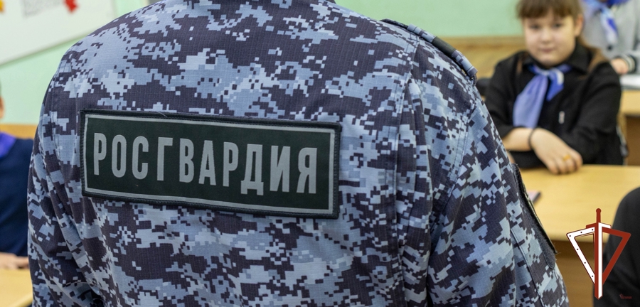 Сотрудники Управления Росгвардии по Свердловской области провели патриотические встречи с подрастающим поколением