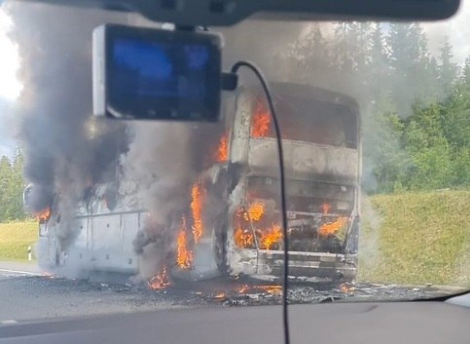 Пожар на автобусной спб. Сгорел автобус в Санкт Петербурге. Пожарный автобус.