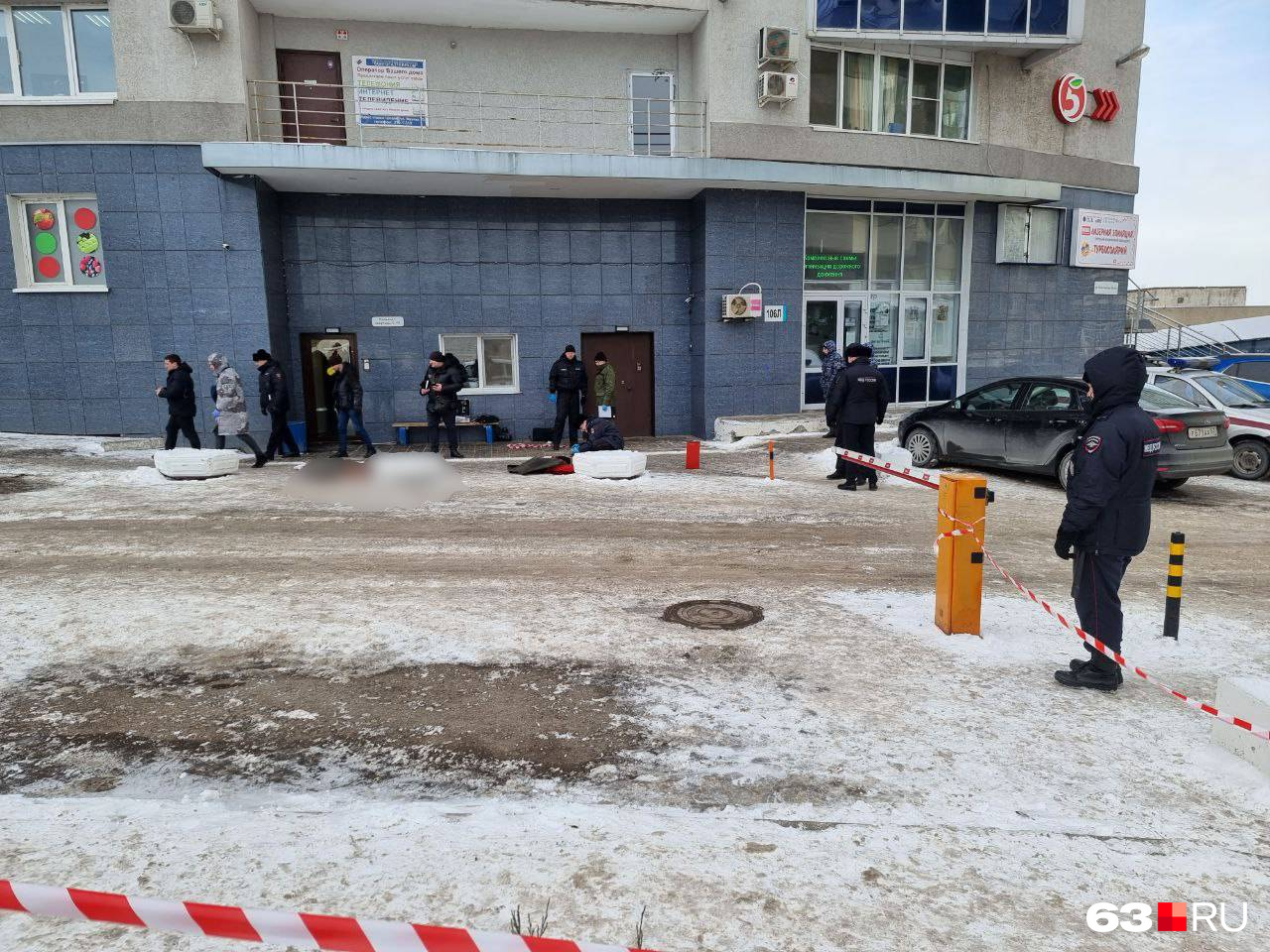 Трагедия в жилом комплексе. Попадание в жилой дом в одессе. Девушка прыгнула из окна. Девочка выпала из окна в анапе. Трагедия в жилом комплексе.