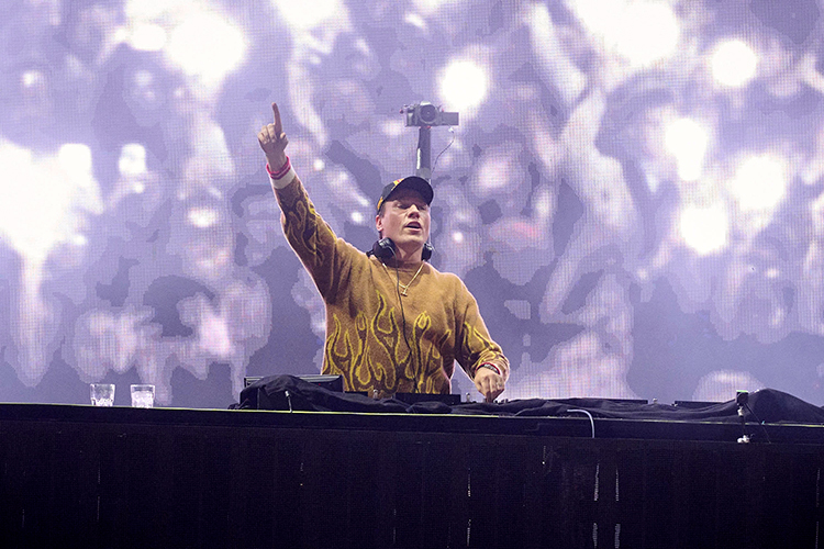 «На одно из мероприятий пару лет назад в Москве заказчик захотел за 250 тысяч евро пригласить диджея Tiesto. А никто не знал, что он играет только свою музыку. В день мероприятия Tiesto выходит, играет, гости в замешательстве. Подбегает организатор и просит его включать треки… с флешки. Тот, разумеется, ни в какую»