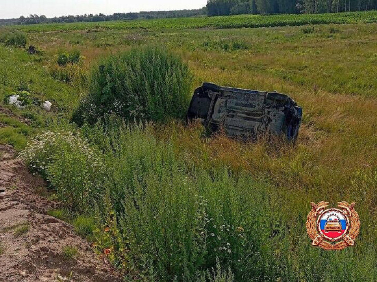 В Тверской области автомобиль съехал с дороги