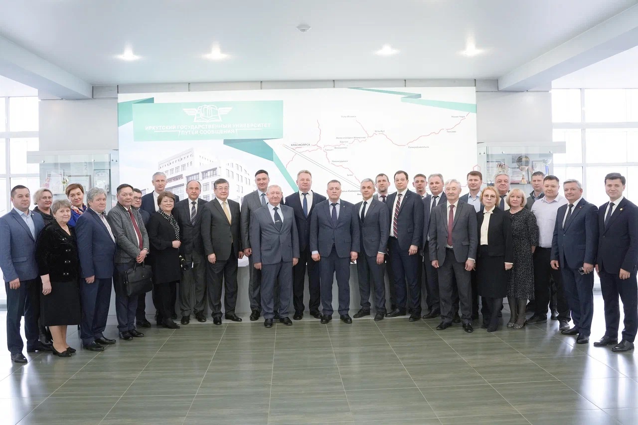 За безупречную работу и достижения в сфере образования Благодарность Губернатора объявлена научному руководителю ИрГУПС Андрею Хоменко