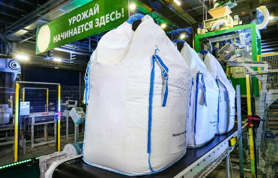 100 кило на гектар: по использованию минеральных удобрений российский АПК приближается к этому показателю | Железными дорогами, автотрассами, морскими путями российские минеральные удобрения отправятся с производственного конвейера в тысячи хозяйств, в десятки стран мира. С единственной целью — обеспечить продовольственную безопасность./ФОТО Петра КОВАЛЕВА/ТАСС