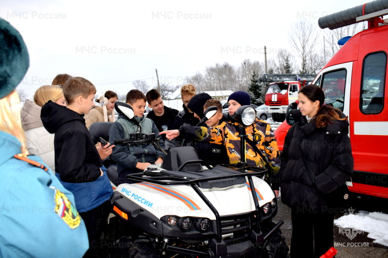 Экскурсия в пожарную часть Биробиджана: шестиклассники узнали о работе МЧС