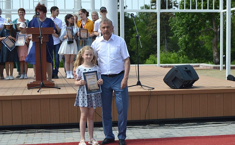 Сергей Рябухин в ходе поездки в регион принял участие в 57-м Всероссийском Пушкинском празднике поэзии в с. Языково Карсунского района