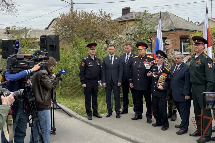 Росгвардейцы провели «Парад у дома ветерана» в Ростове-на-Дону