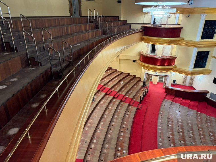 Из зала вынесли прежние кресла 