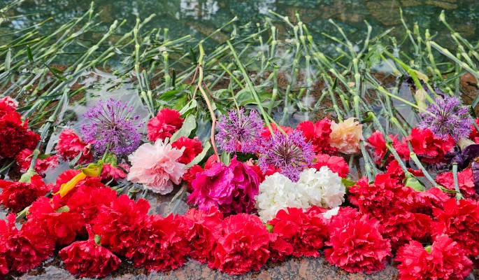 Люди несут цветы к дому Дмитрия Нагиева в центре Москвы