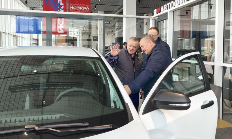 Четверо пострадавших на производстве ярославцев получили новые автомобили