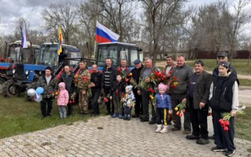 В Камышинском районе устроили пробег тракторов по случаю Первомая: жители встречали трактористов цветами