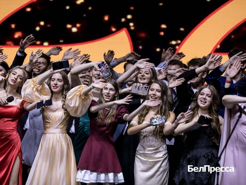 В Белгороде провели выпускные балы (фоторепортаж)