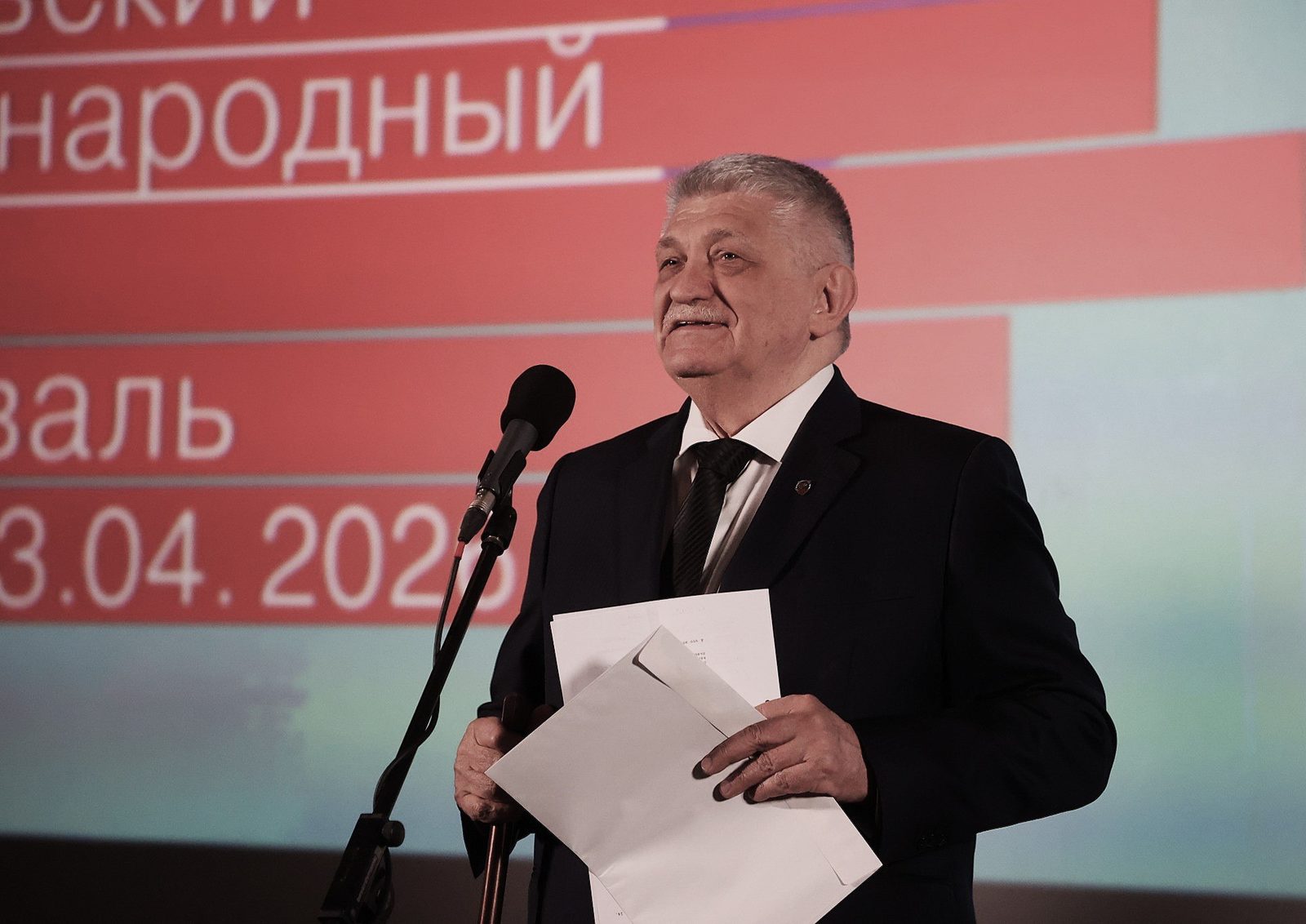 «Невежливо, грубо, по-хамски, но бог с ним»: Александр Сокуров не получил обещанный приз на ММКФ