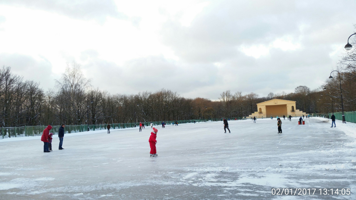 Каток в Московском парке Победы в Санкт-Петербурге