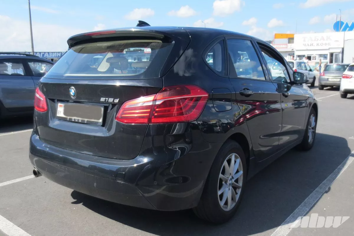 BMW_218d_сзади_справа