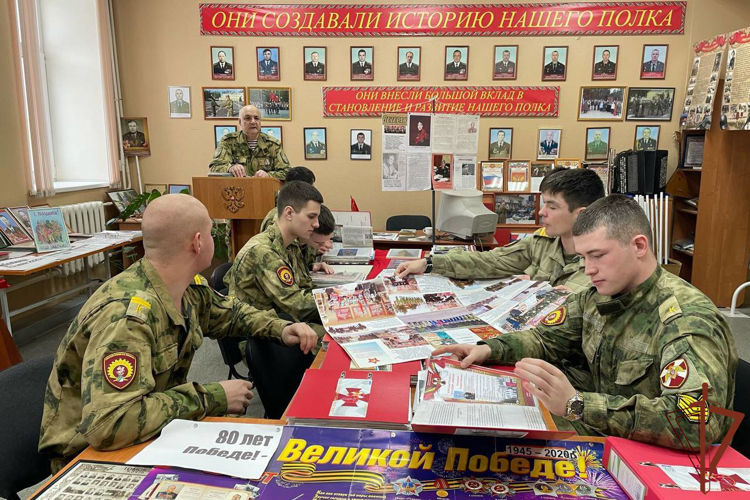 Курсанты Новосибирского военного института Росгвардии встретились с почетным ветераном войск правопорядка