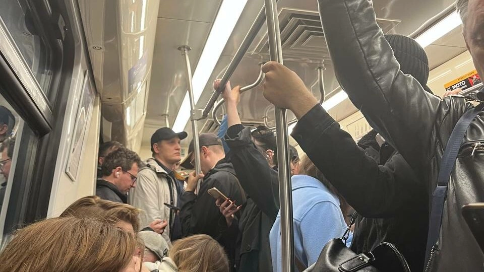 Чернышевская час пик. Что случилось в метро на синей ветке. Поезда красной ветки спб. Люди в метро. Красная ветка спб сбой.