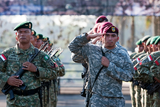 Индонезийские и американские солдаты