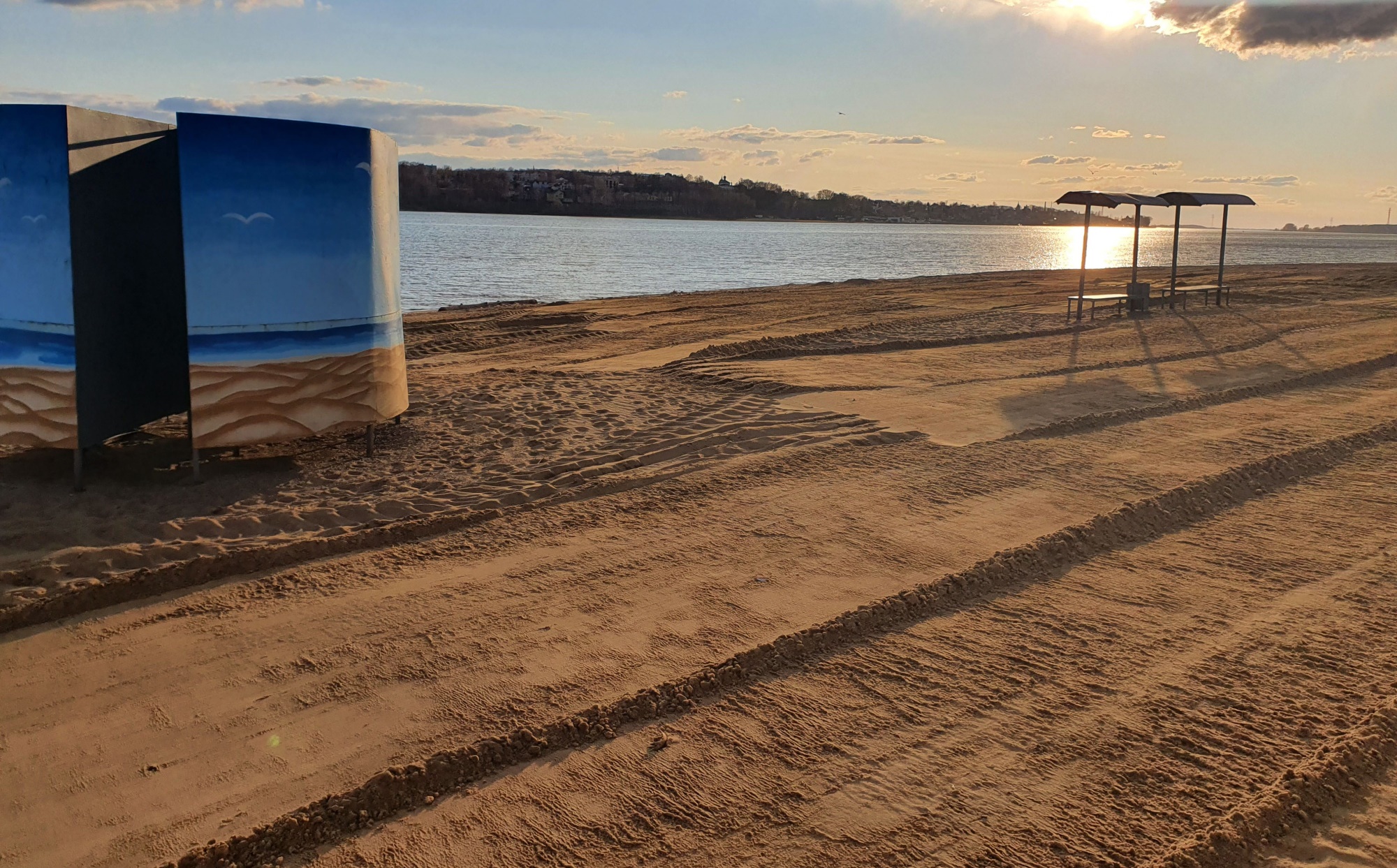 На пляжи в Костроме начали завозить свежий песок для нового купального сезона
