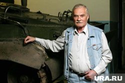 Курганский конструктор Александр Благонравов возле БМП