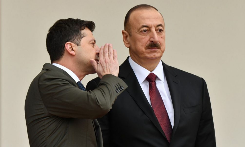 В Киеве укрыли памятник Алиеву от российских дронов: Зеленский убеждает Баку, что Россия целенаправленно бьет по азербайджанским объектам 