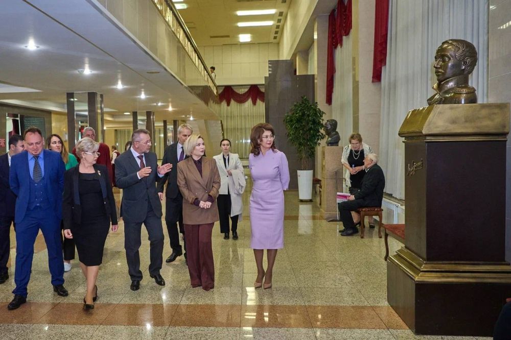 Министр культуры России Ольга Любимова посетила русский драмтеатр в Алматы