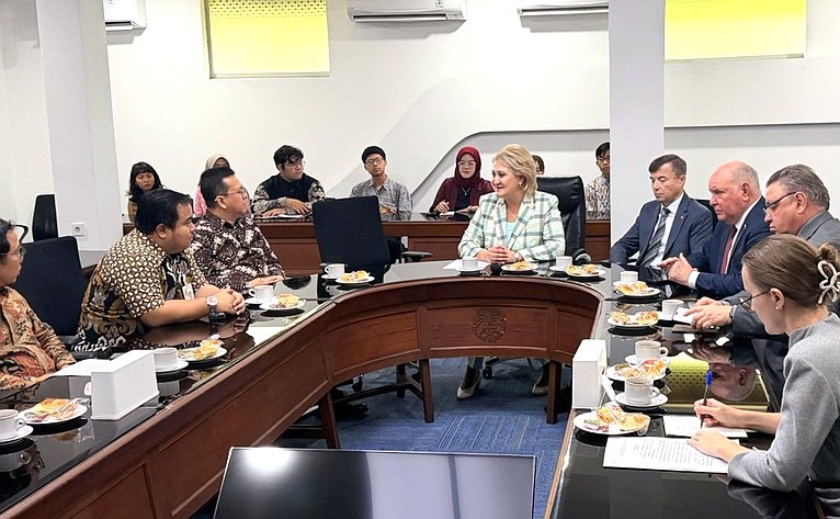 Делегация Совета Федерации посетила Университет Индонезии в Джакарте и провела встречу с руководством учебного заведения и со студентами, изучающими русский язык