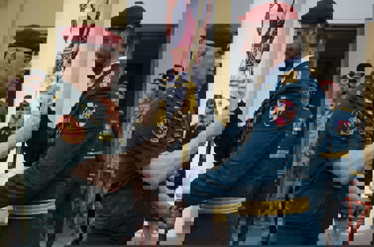 Первый заместитель директора Росгвардии генерал-полковник Юрий Яшин вручил вымпел директора Росгвардии Центру специального назначения «Витязь»