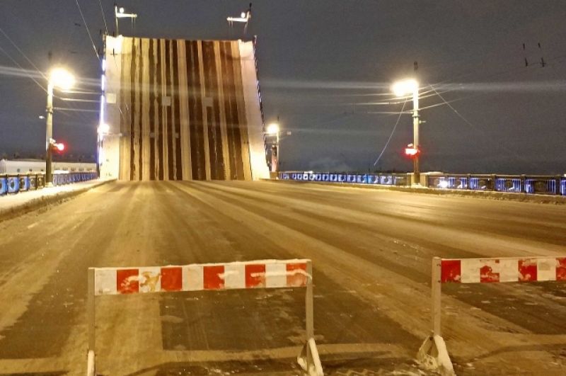 Покрытый снегом разведенный мост выглядит очень непривычно.