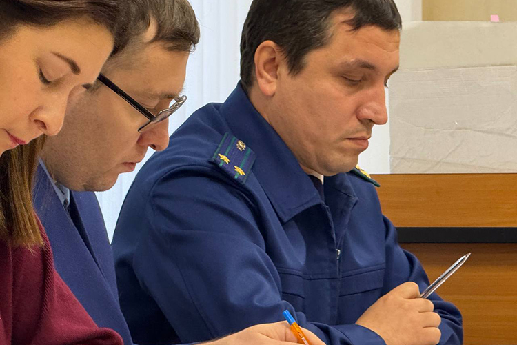 Прокурор Мензелинского района, поддерживающий обвинение Фаттахова, Риназ Калаков — в центре, старший помощник прокурора Амир Абдулвагапов — справа