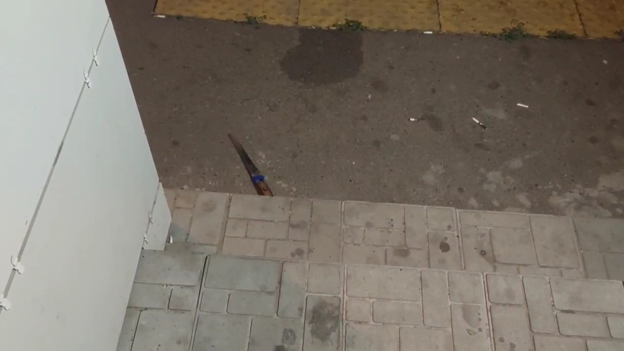 попросил сделать музыку тише