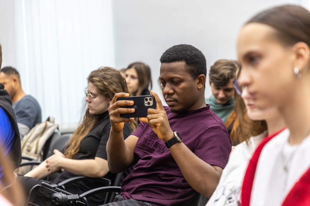 amerikanskij zhurnalist vstretilsya so studentami nngu 2