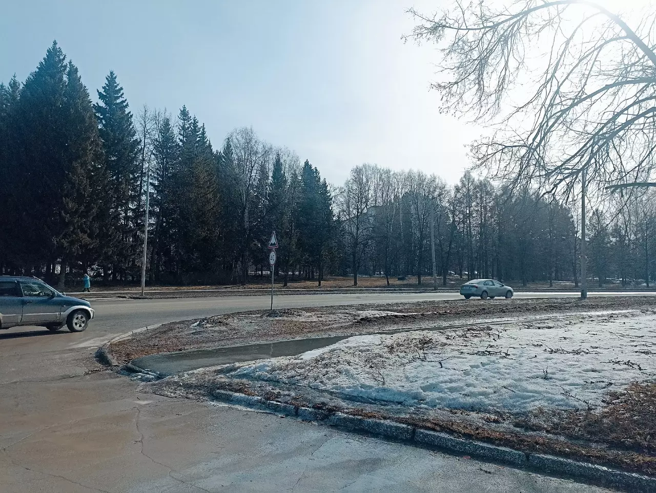 Глава администрации Советского района Дмитрий Оленников на аппаратном совещании в понедельник поручил подчиненным привести территорию района в порядок после зимы к 1 мая: срок сдвинулся, ранее речь шла о 9 мая.