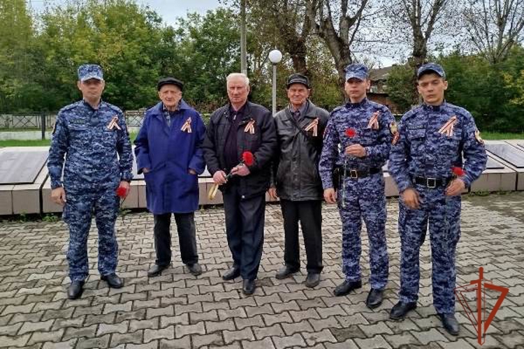 Сотрудники Росгвардии по Ужурскому району почтили память героев Второй мировой войны