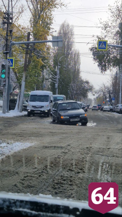 В центре Саратова «Лада» попала в открытый люк 