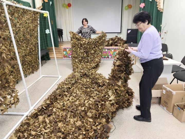 СВОим помогаем: жители Мензелинского района плетут маскировочные сети для бойцов